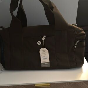 Brand new vuori gym bag army green - unisex- water resistant